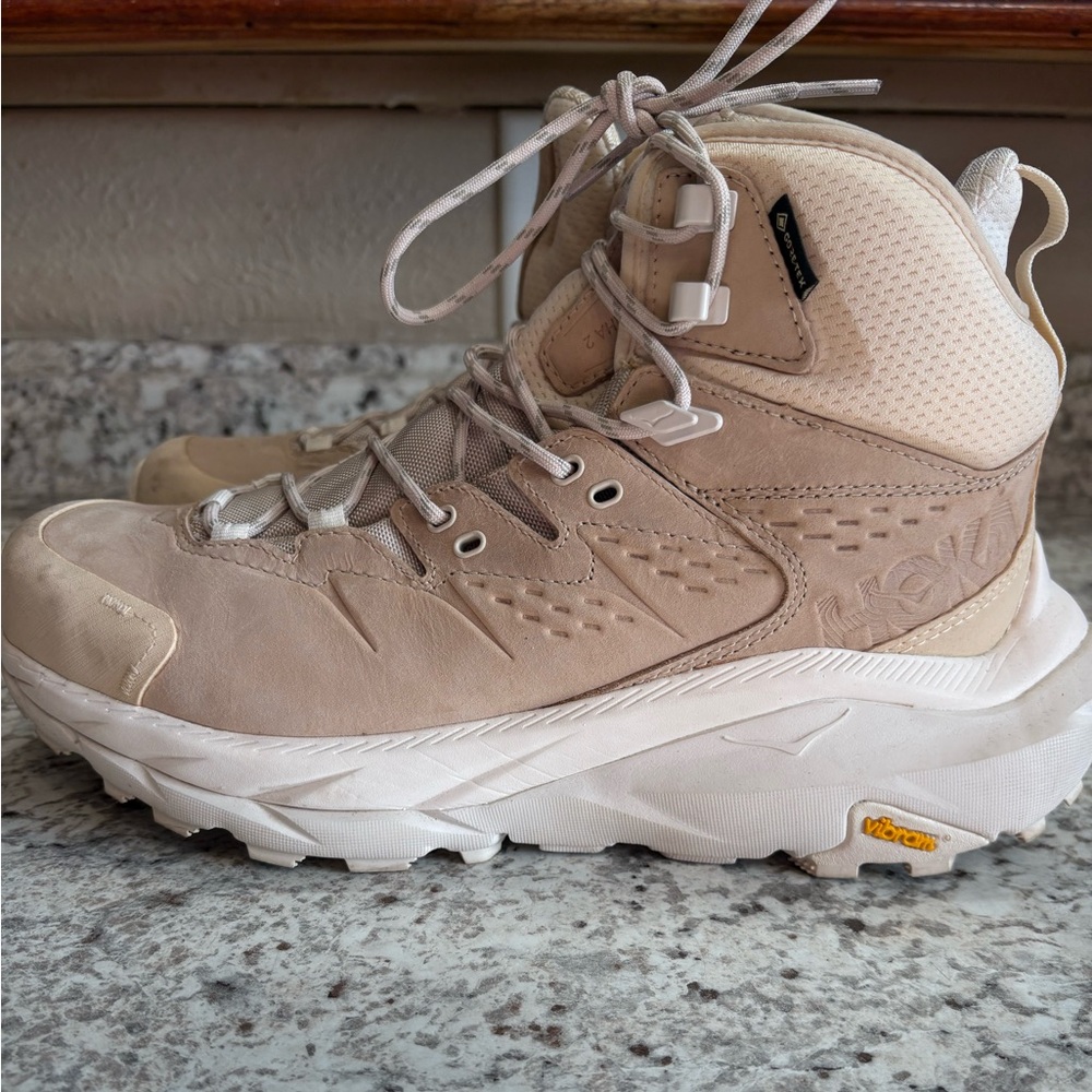 Women’s HOKA Kaha 2 high tops shoes